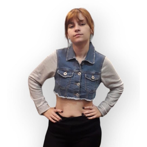 Modelo usando um cropped jeans feminino curto com manga de moletom, destacando o estilo casual e moderno.