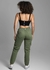 Modelo usando calça sarja cargo Sawary na cor verde, vista de trás.