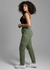 Modelo usando calça sarja cargo Sawary na cor verde, com camiseta preta e tênis brancos, posando de lado.
