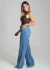 Mulher usando calça jeans Sawary wide leg azul clara com blusa regata marrom, vista lateral