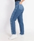 Calça slouchy de jeans com detalhe em estampa na lateral, vista de perfil.