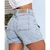 Shorts jeans cargo NXO em tom claro, com etiqueta visível na parte de trás.