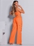 Modelo usando conjunto de corset e calça wide leg cargo laranja, com detalhes de bolso.