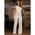 Conjunto de blusa ombro único com detalhes em babados e calça de tecido leve, modelo elegante e moderno, da marca Empório Pit Bull.