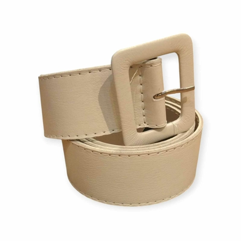 Cinto feminino de couro sintético na cor creme com fivela quadrada.