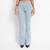 Calça skinny boot em lavagem clara, modelo feminino, com corte ajustado e flare na parte inferior.