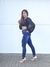 Modelo usando calça skinny de lavagem escura 373 jeans, com blusa cropped e sapatos de salto, em fundo claro.