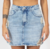 Saia Mini Hot Pant Destroyed em lavagem média, com detalhes rasgados.