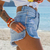 Shorts jeans femininos com zíper na lateral, feitos de 100% algodão, exibindo detalhes rasgados.