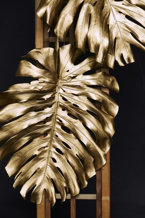 Decoración con hojas doradas