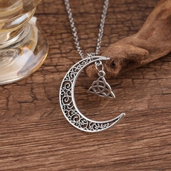 Colar Lua Crescente Triquetra Celta na internet