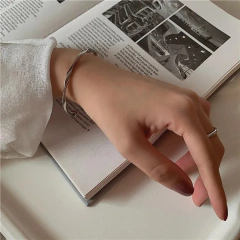 Bracelete Moderna Prateada na internet