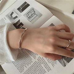 Bracelete Moderna Prateada - comprar online