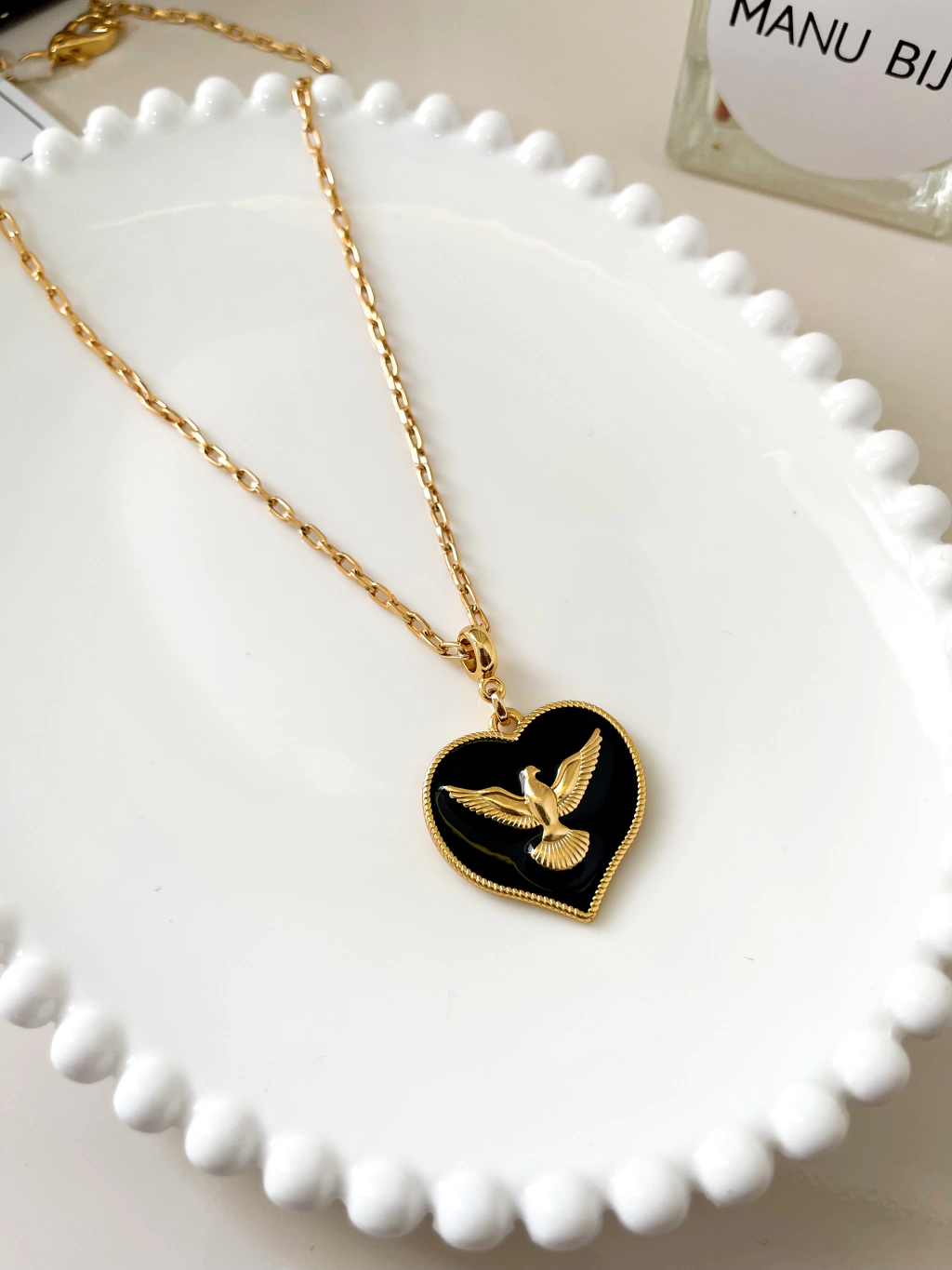 Colar com medalha de coração com símbolo do Espírito Santo