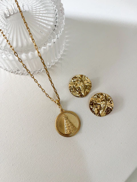Conjunto medalha de Nossa Senhora dourado