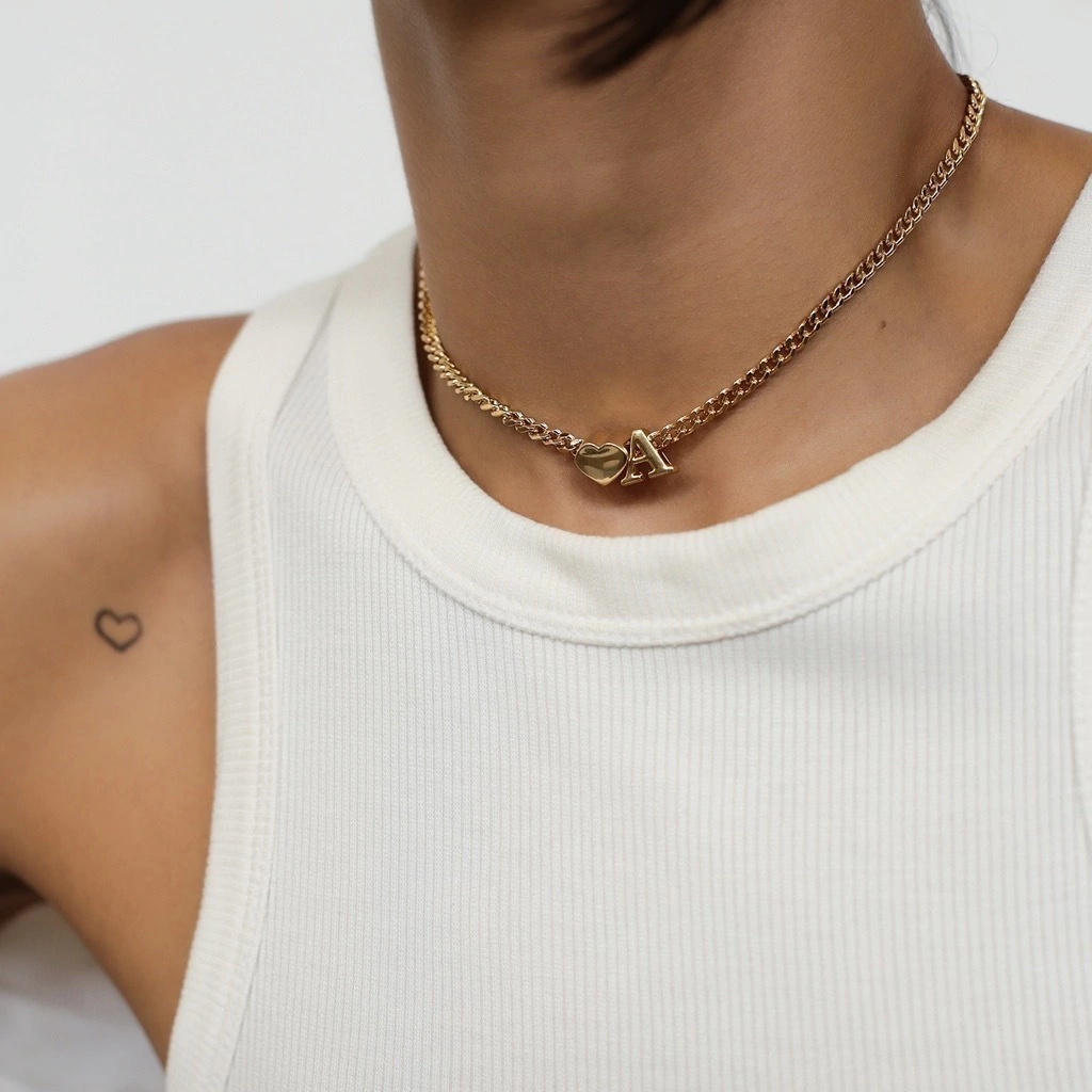 Choker Grumet com Inicial e coração.