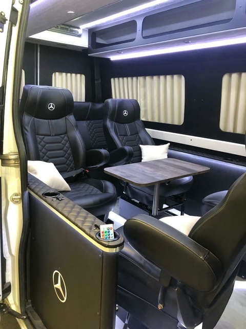 SPRINTER NEGRA CON LOGO MERCEDES