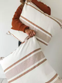 Almohadón Tusor rayado 60x60 -CANELA