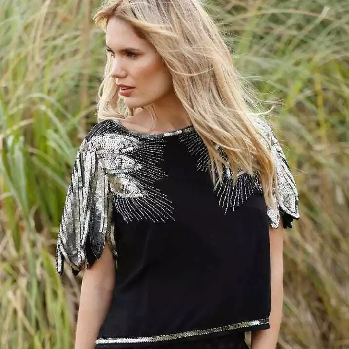 Blusa Var´s de gasa bordada con mangas en picos plateados(Lentejuelas)