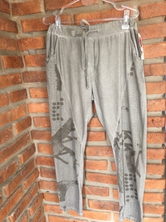 Jogger italiano de algodón liviano con frente en micro corderoy ligero con estampas geométricas