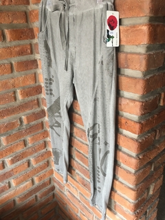 Jogger italiano de algodón liviano con frente en micro corderoy ligero con estampas geométricas en internet