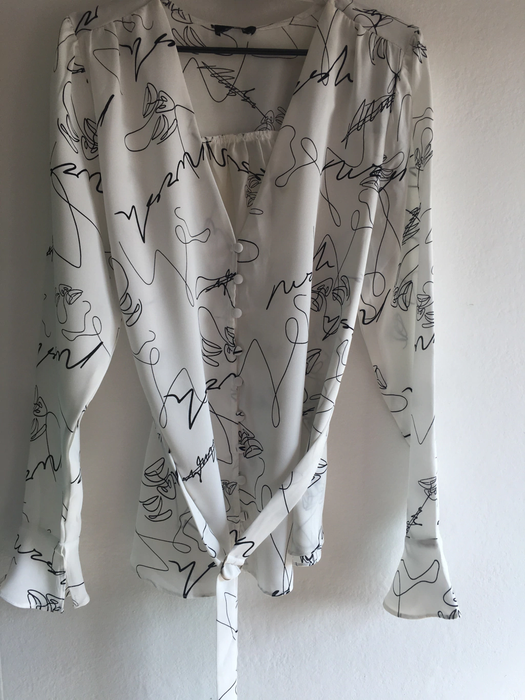 Camisa importada con detalle de líneas, botones forrados, puños campana y cinto