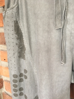 Jogger italiano de algodón liviano con frente en micro corderoy ligero con estampas geométricas - Dollhouse Store