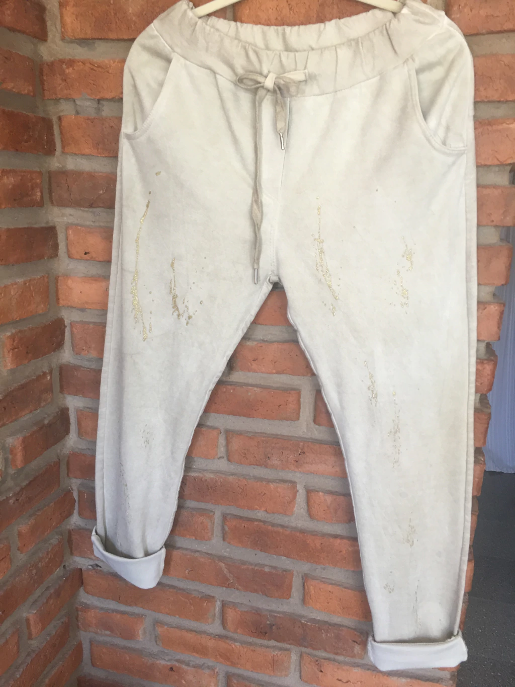 Jogger italiano de algodón adelante gamuza con toques dorados en el frente