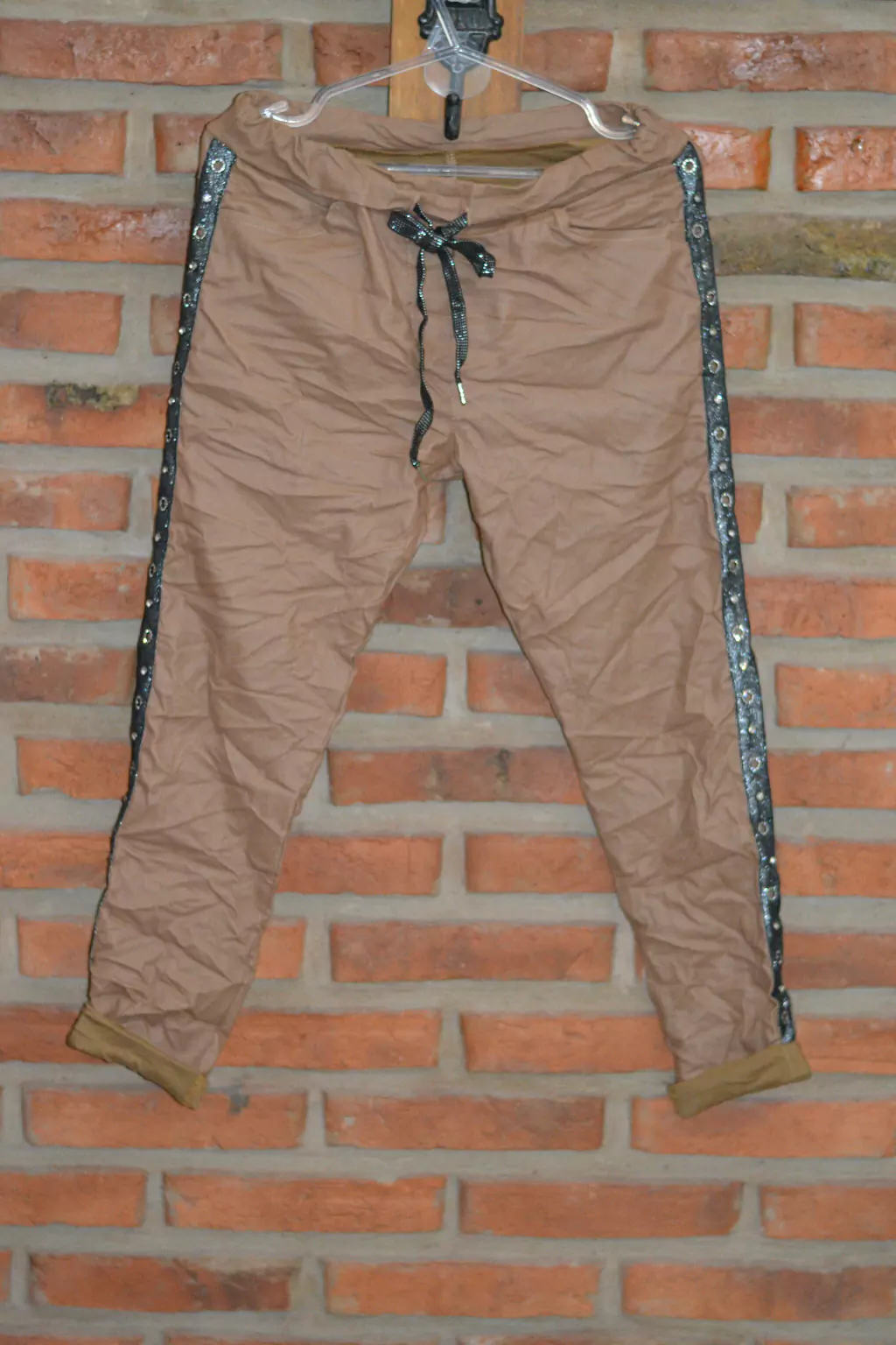 Babucha italiana de eco cuero con galón de cinta de lúrex con círculos y gotas de strass