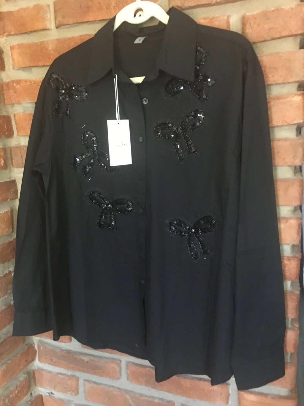 Camisa importada con detalles de moños bordados