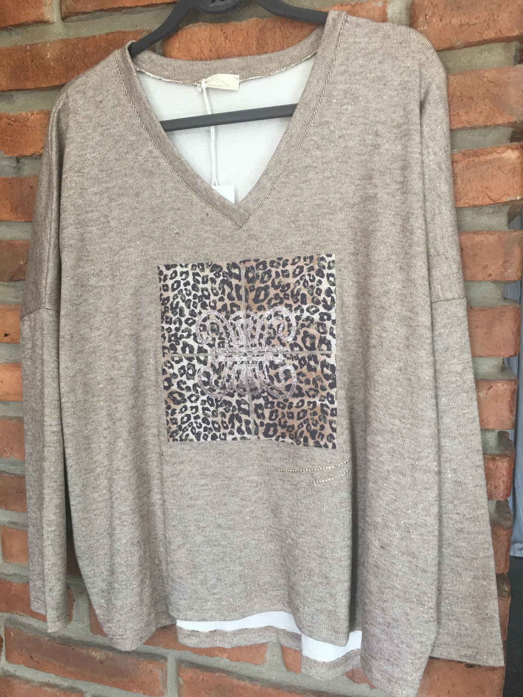 Sweater italiano tipo buzo con estampa print y brillos