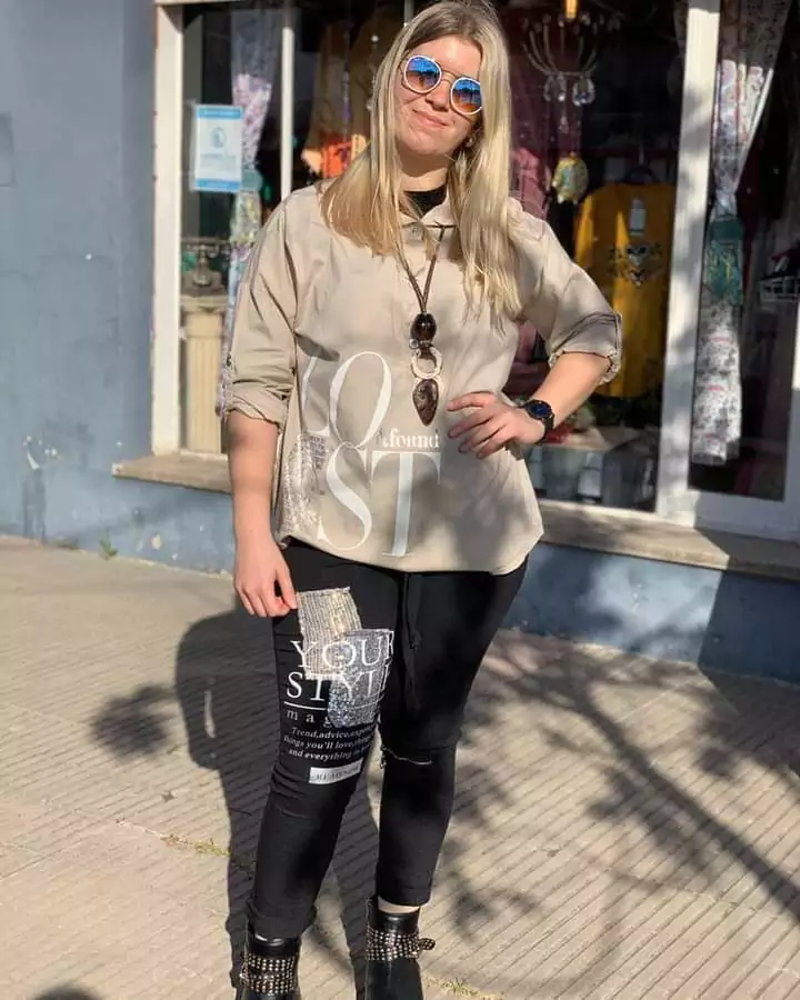 Camisa italiana con letras y manga que se puede acortar