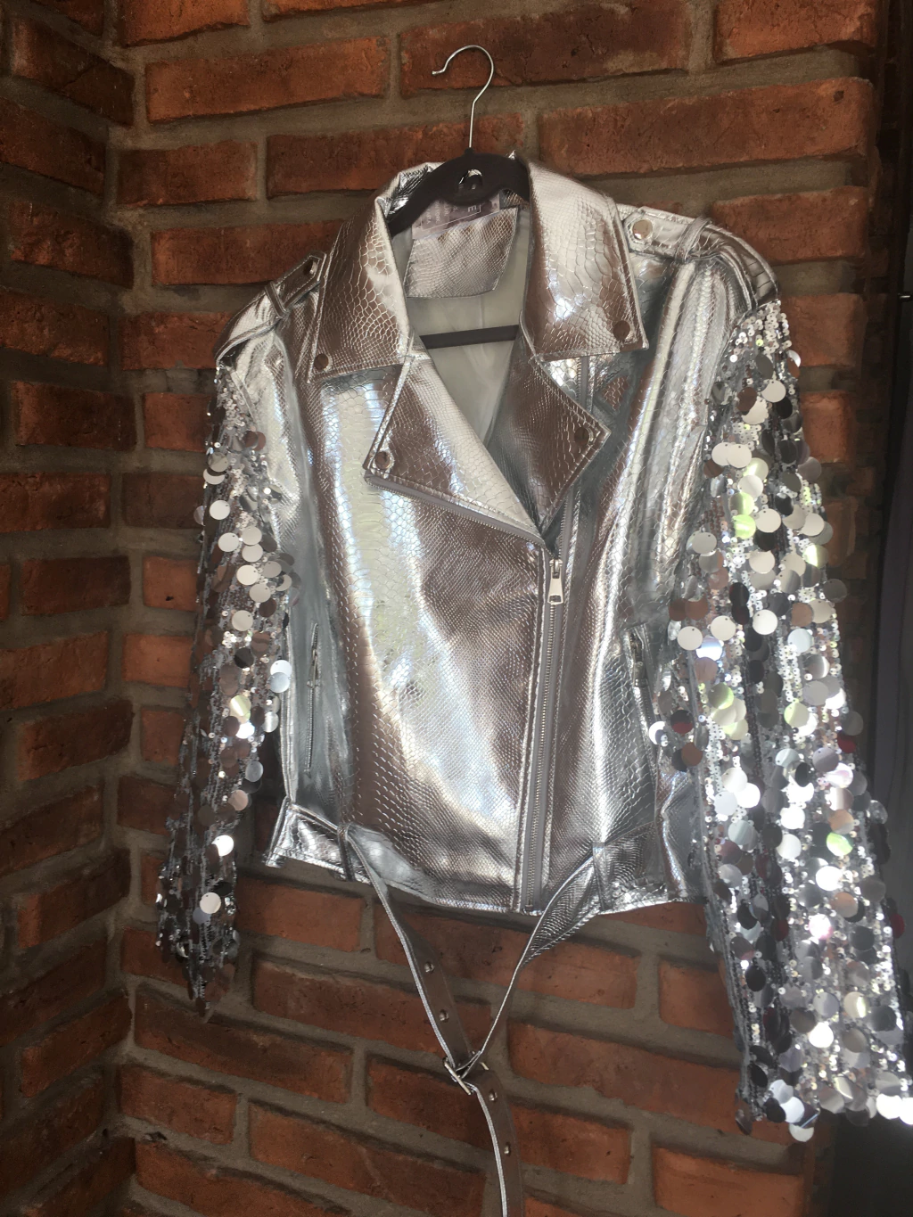 Chaqueta eco cuero mangas lentejuelas
