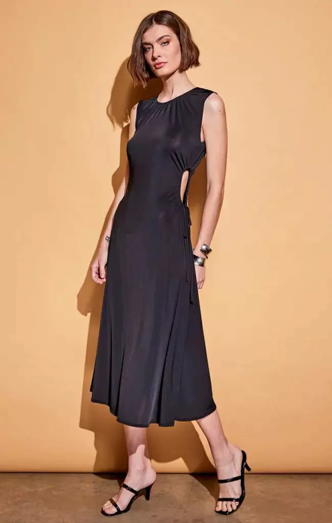 Vestido Mirta Armesto con aberturas laterales y cordón para ajustar a gusto