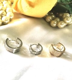 Argola pequena strass
