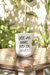 Caneca branca personalizada com a frase "Existe uma chance disso ser cerveja" sendo preenchida com líquido transparente