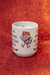 Caneca branca com ilustração de cupido e frase "Eu me apaixonei pela pessoa errada" em fundo vermelho brilhante