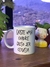 Caneca branca com a frase "EXISTE uma CHANCE DISSO SER CERVEJA" em destaque, ao lado de um vaso decorativo.