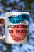 Caneca personalizada com a frase "Lua em Ranço, Ascendente em Treta", decorada com elementos artísticos coloridos.