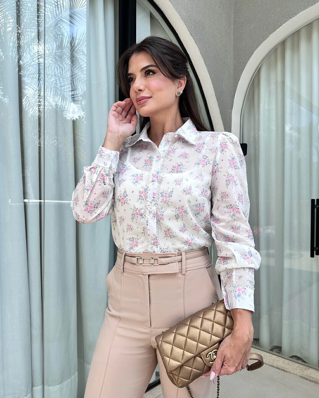 Camisa Sarah Chiffon Floral com Renda Botões Pérola e Regata