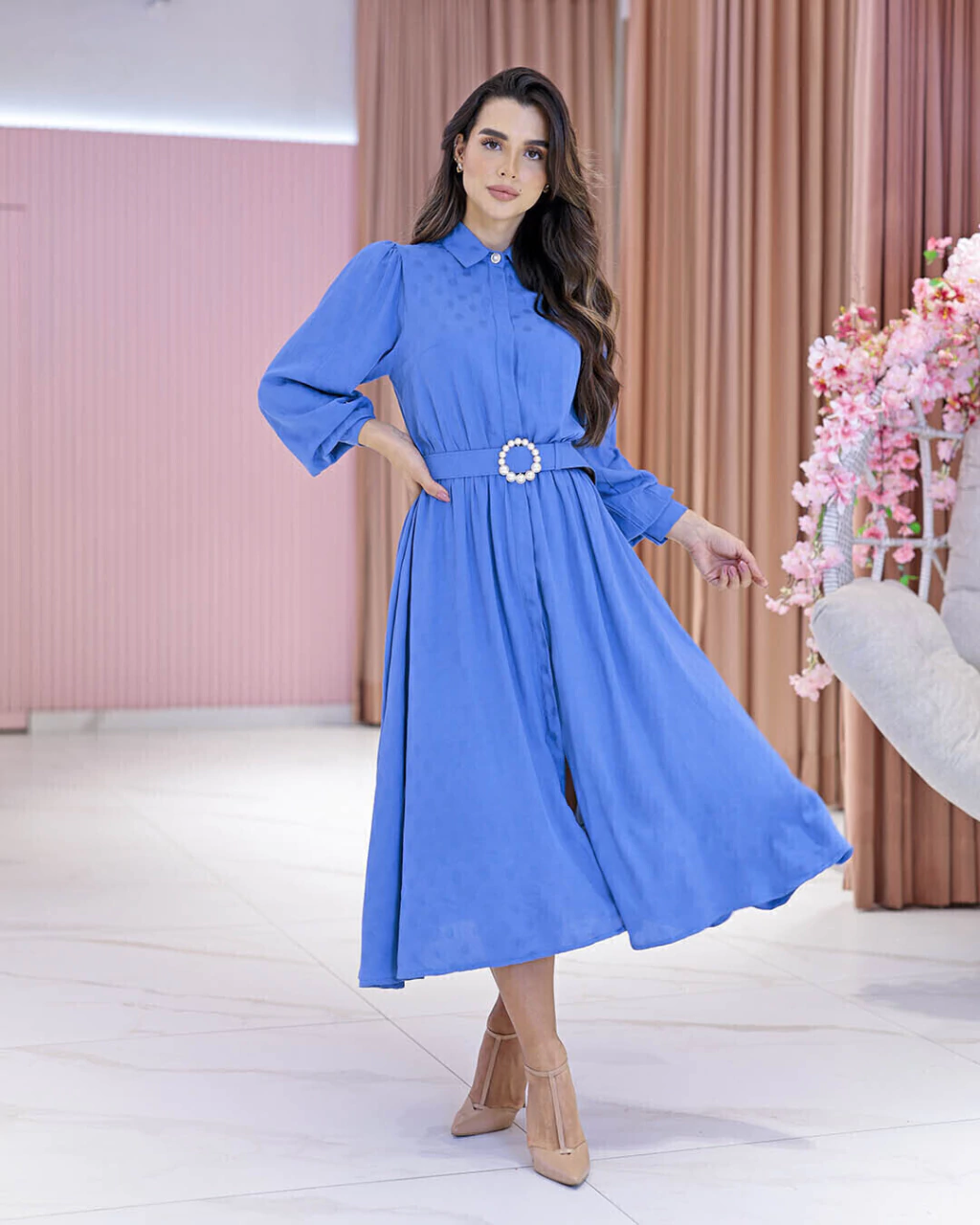 Vestido Poá Manga Longa com Botões Pérola e Cinto Azul