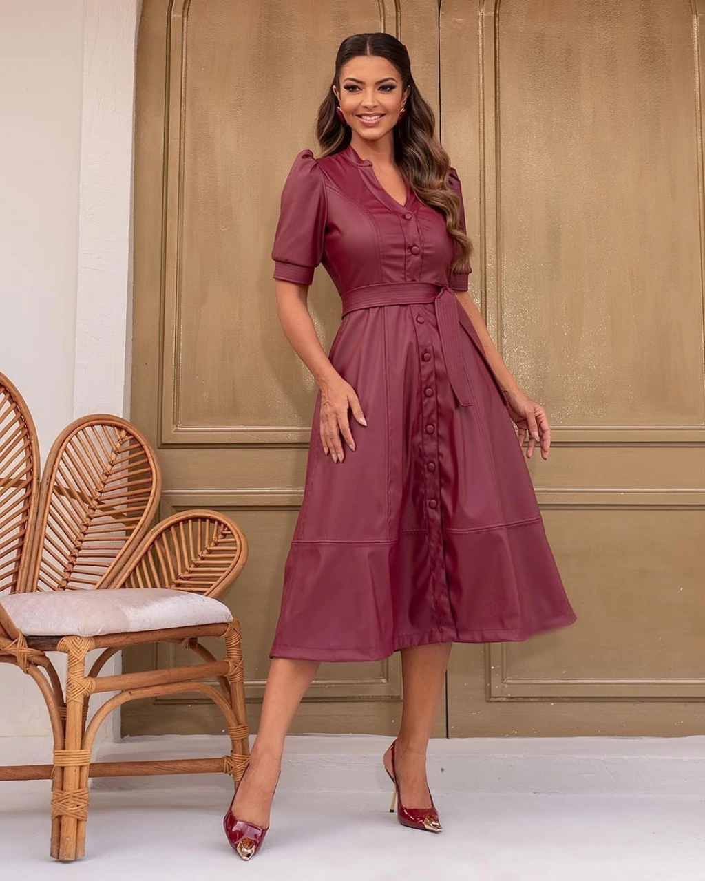 Chemise Tatiana Couro Sintético Nesgas Pesponto Manga e Botões Burgundy