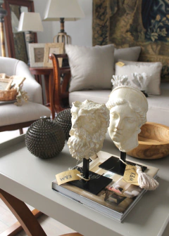 Imagen de Busto griego de mujer en resina con pedestal!