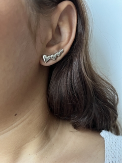 Brinco ear cuff corações