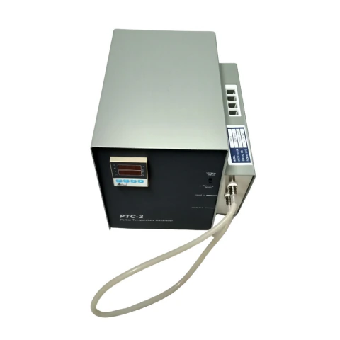 Módulo Peltier para controle de temperatura Persee PTC-2 com painel frontal e tubulações laterais em vista isométrica