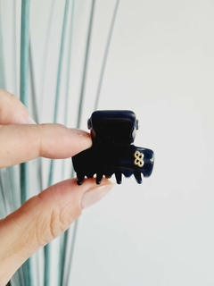 Prendedor Hong Kong Preto Bianca