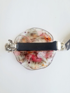 Presilha Floral Camélia Flora com Strass Bianca - Morghann semijoias - peças em prata, banho de ouro, pedras naturais  