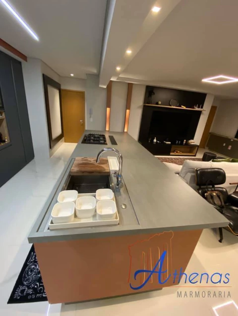 Bancada de cozinha com pia e cooktop