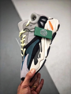 ADIDAS YEEZY 700 "SOLID GREY" na internet