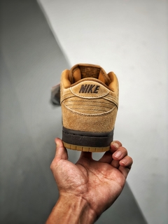 NIKE DUNK LOW WHEAT MOCHA na internet